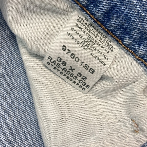 Wrangler’s Men’s Light Wash 100% Cotton Denim Jeans with Slight Distressing - Picture 7 of 9